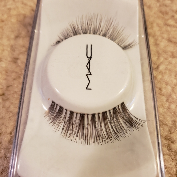 MAC cosmetics false eyelashes #36 - Picture 2 of 3